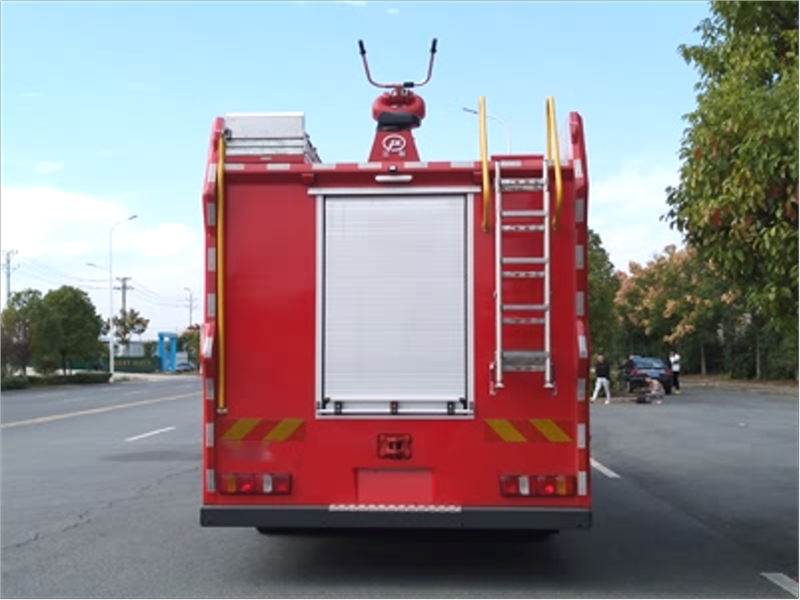 汕德卡7吨泡沫消防车